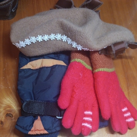 Hat and gloves bundle